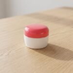 Pote HDPE color blanco con orla tapa salmón 50 gr