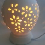 Difusor eléctrico blanco con flores perforadas