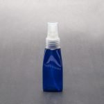 Frasco PET triangular azul 20/410 con atomizador blanco 40 cc