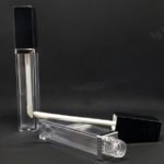 Labial glossy o pata conejo transparente tapa negra 7 cc
