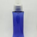 Frasco PET azul acinturado con atomizador plástico transparente 90 cc