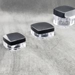 Pote acrílico base cuadrada tapa negra diferentes tamaños