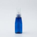 Frasco PET triangular azul 20/410 con atomizador blanco 40 cc