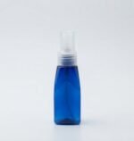 Frasco PET triangular azul 20/410 con atomizador blanco 40 cc