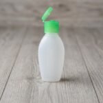 Frasco LDPE color natural base ovalada tapa verde 50 cc