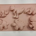 Molde de silicona color rosado de dinosaurios