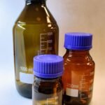 Frasco químico de vidrio graduado ámbar tapa azul diferentes tamaños