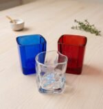 Vasos de vidrio diferentes colores y formas para vela