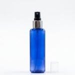 Frasco Cúbico PET Azul 100cc 20/410 con Atomizador Negro y Detalle en Aluminio Plata