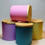 Pote de vidrio pintado diferentes colores con tapa de bamboo y sello para vela