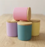 Pote de vidrio pintado diferentes colores con tapa de bamboo y sello para vela